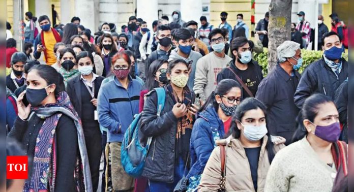   Delhi Metro has a void inside, queues are getting longer outside |  Delhi News

