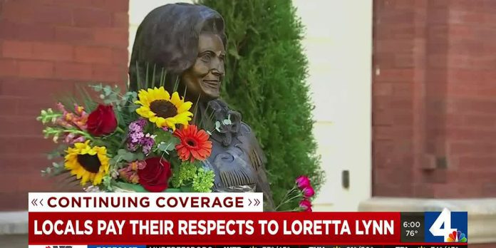 Music fans remember Loretta Lynn
